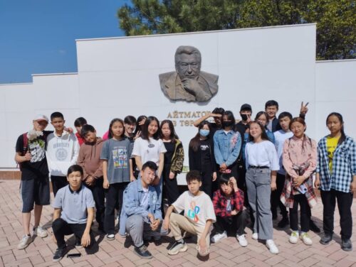 Посещение мемориального памятника "Ата-Бейит" учащиеся 8 Б-8В классов