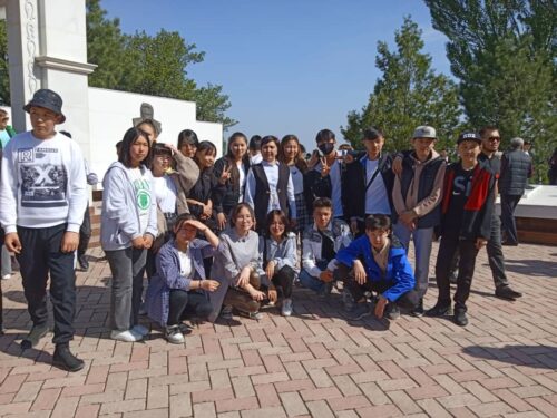 Посещение мемориального памятника "Ата-Бейит" учащиеся 8 Б-8В классов