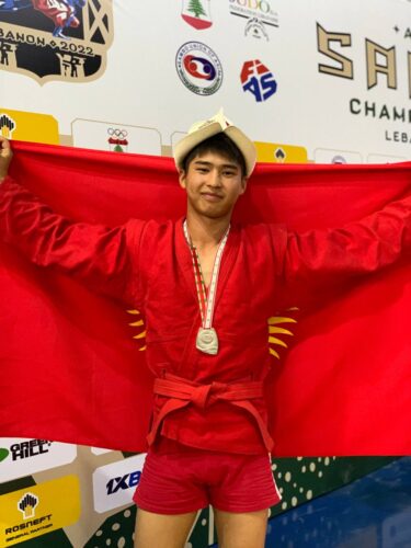 Ученик 11А класса Бактияр уулу Мунарбек завоевал серебро на чемпионате Азии по самбо