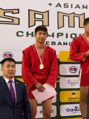 Ученик 11А класса Бактияр уулу Мунарбек завоевал серебро на чемпионате Азии по самбо