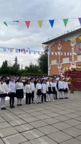 2 сентября школа открыла свои двери для наших юных друзей. Мы посмотрели детские песни и танцы и высказали свои пожелания. Наши маленькие друзья переступили порог школы